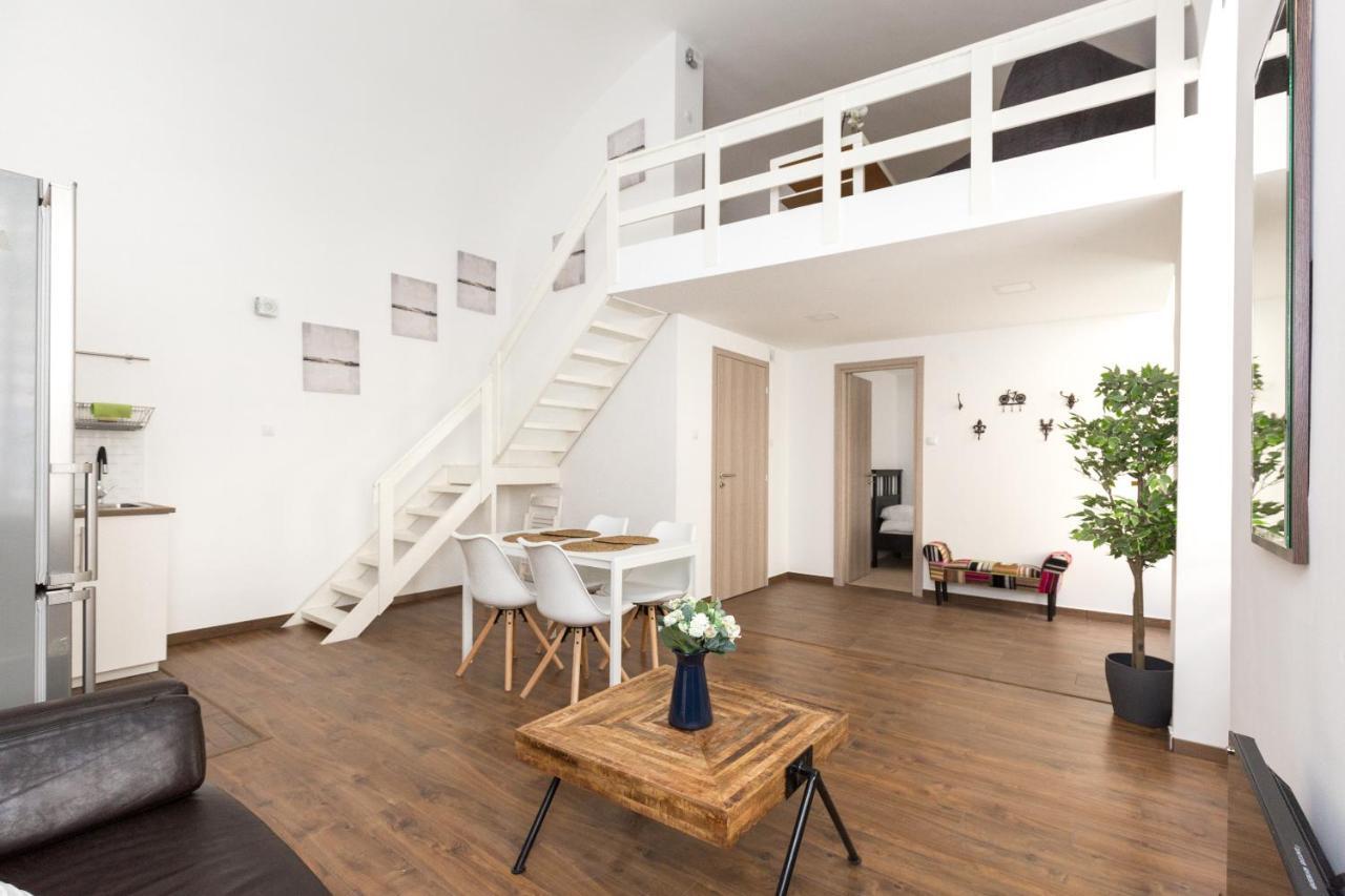 Apartment B17 Bajcsy *